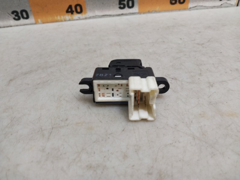 Кнопка стеклоподъемника