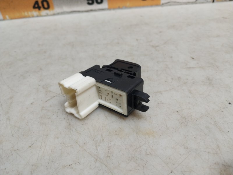 Кнопка стеклоподъемника