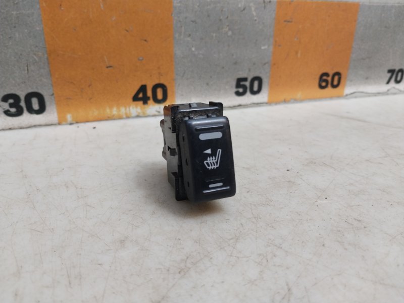 Кнопка обогрева сидений