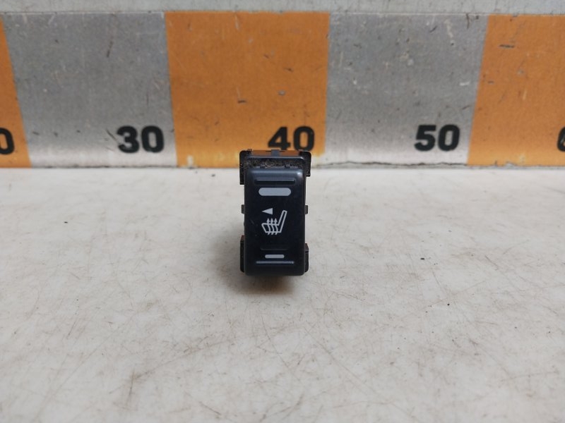 Кнопка обогрева сидений