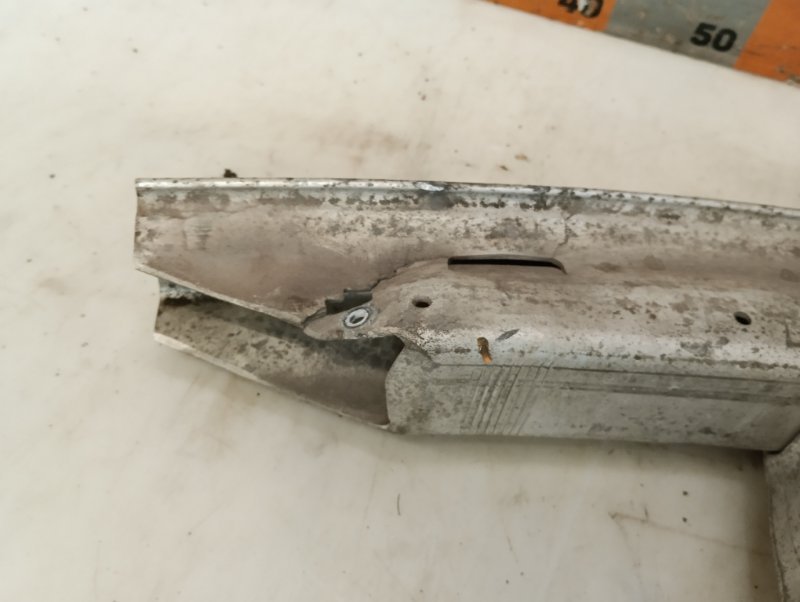 Усилитель переднего бампера