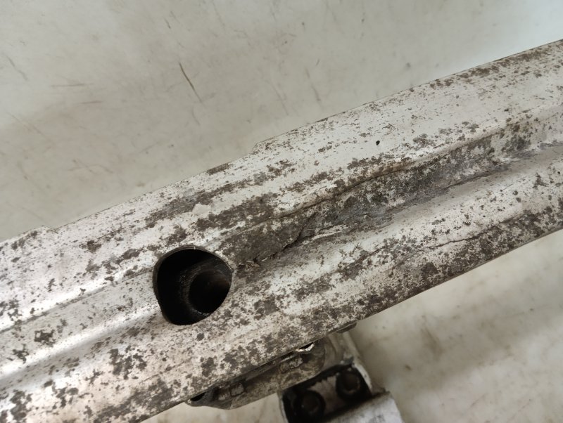 Усилитель переднего бампера