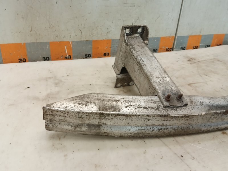 Усилитель переднего бампера