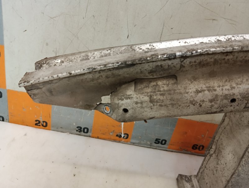 Усилитель переднего бампера