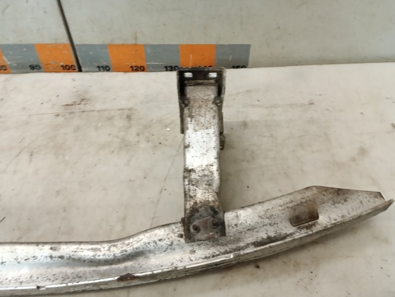 Усилитель переднего бампера