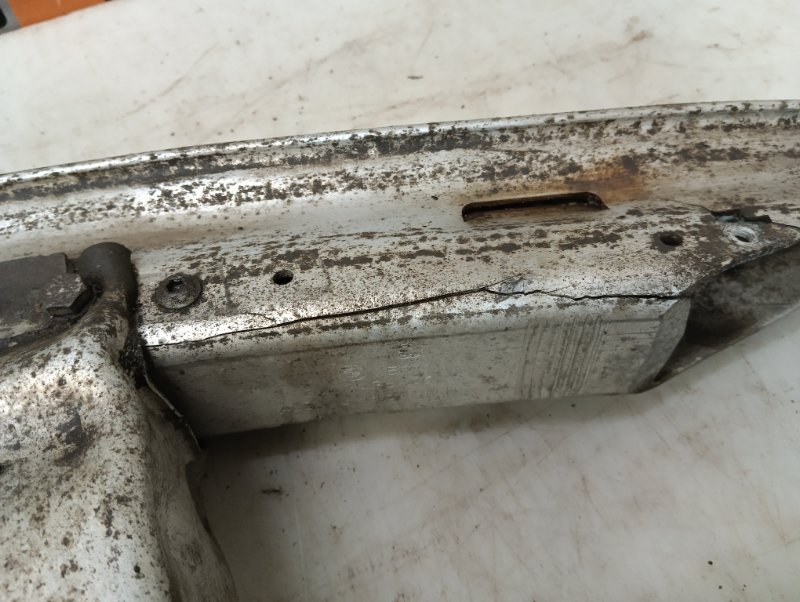 Усилитель переднего бампера