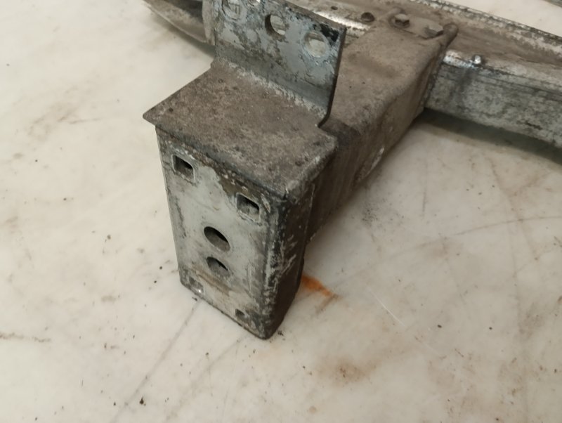 Усилитель переднего бампера