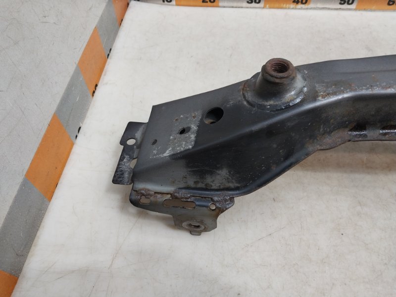 Усилитель переднего бампера