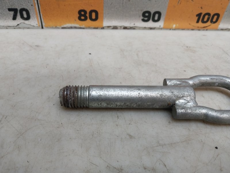 Крюк буксировочный