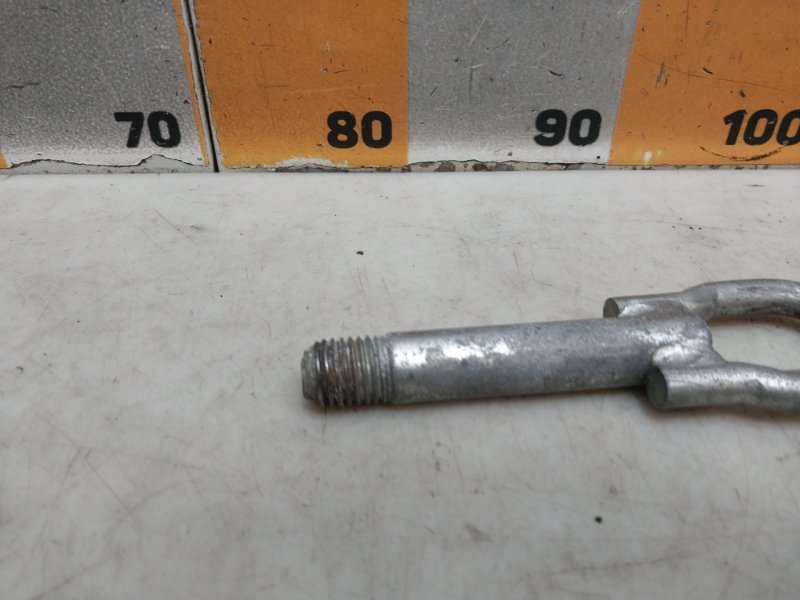 Крюк буксировочный