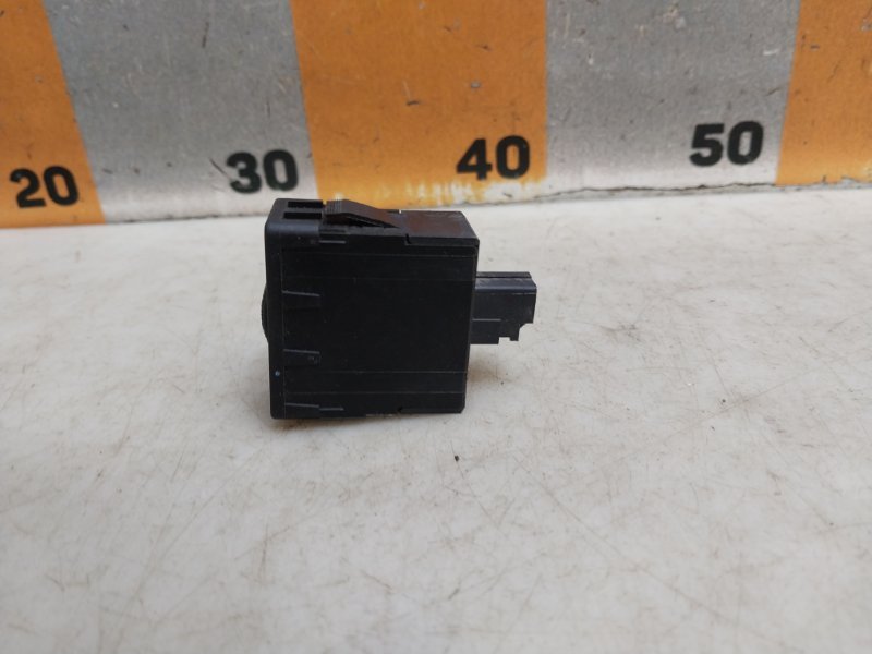 Кнопка корректора фар