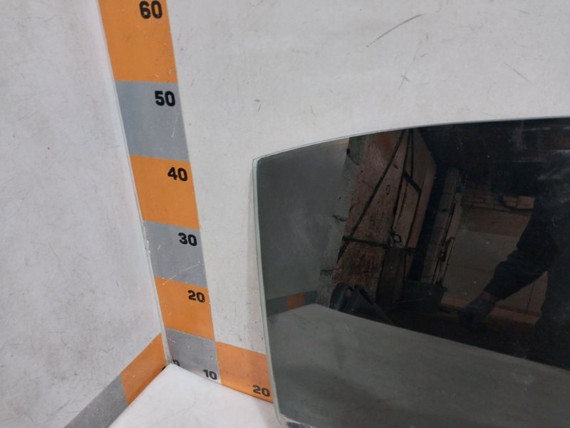 Стекло двери задней правой