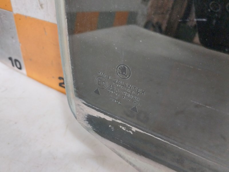 Стекло двери задней правой