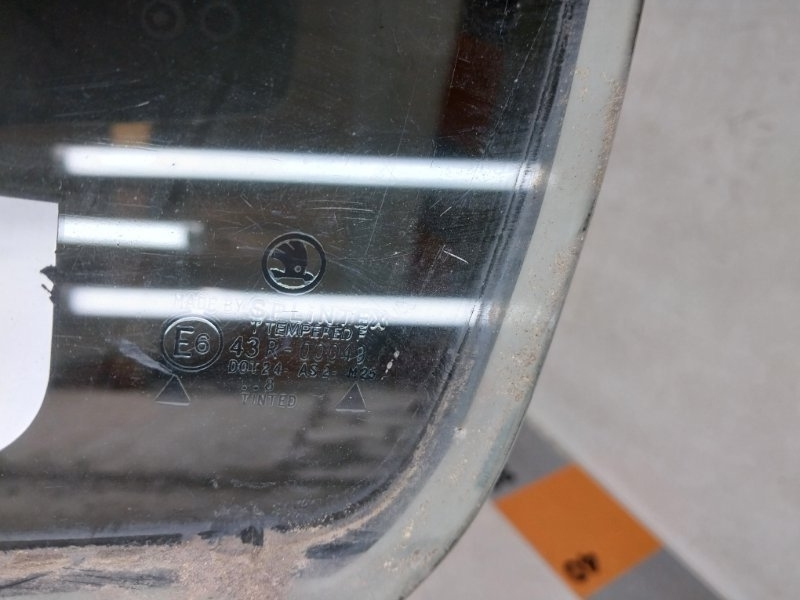 Стекло двери задней левой