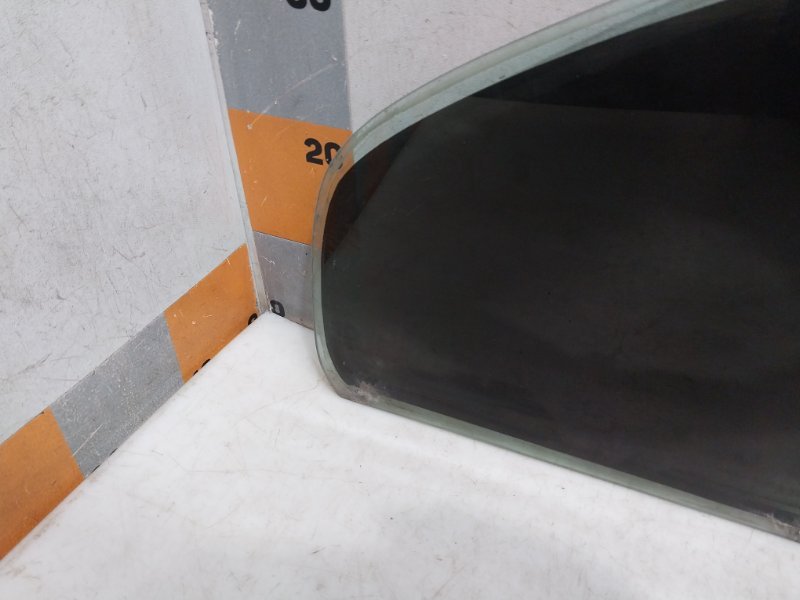 Стекло двери задней левой