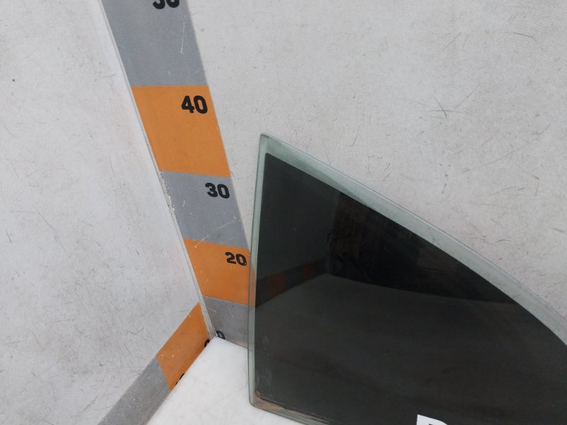 Стекло двери задней левой