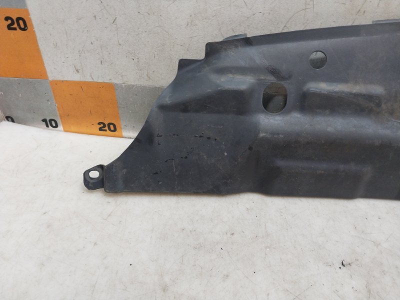 Кожух замка капота