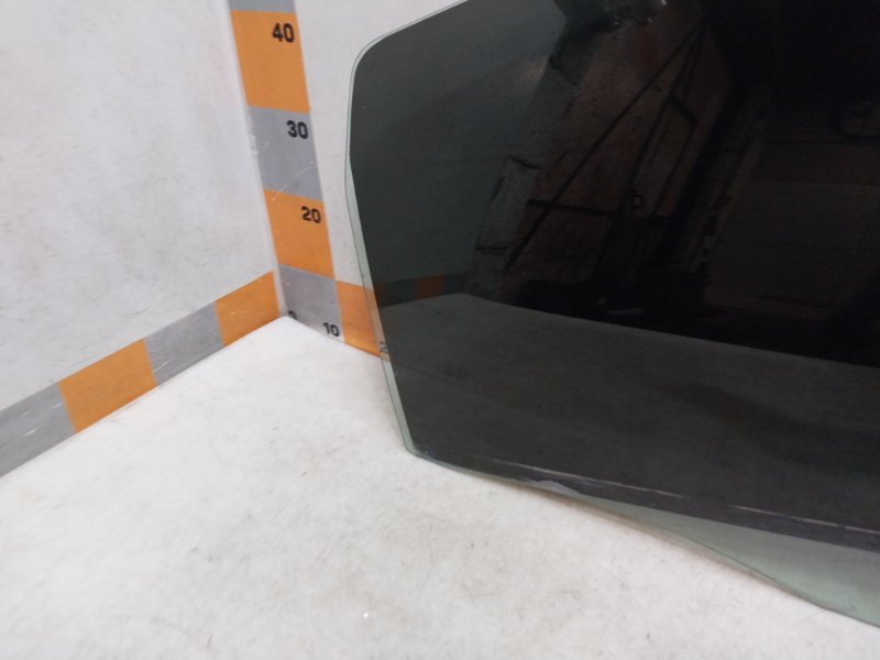 Стекло двери задней правой