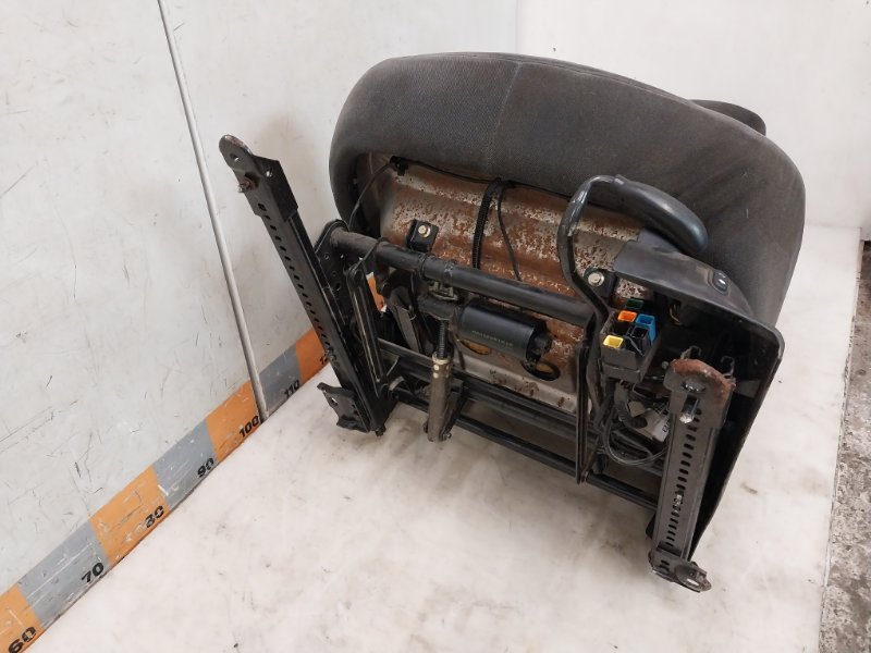 Сиденье переднее левое