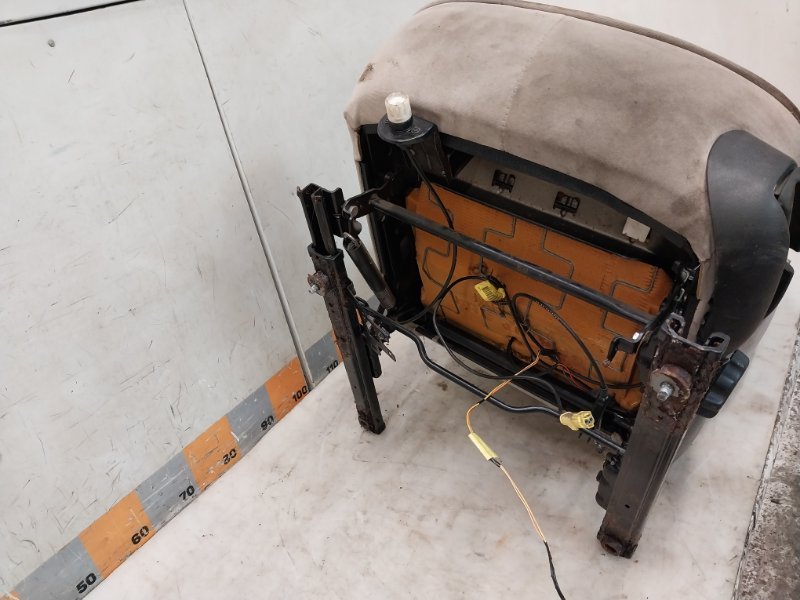 Сиденье переднее левое