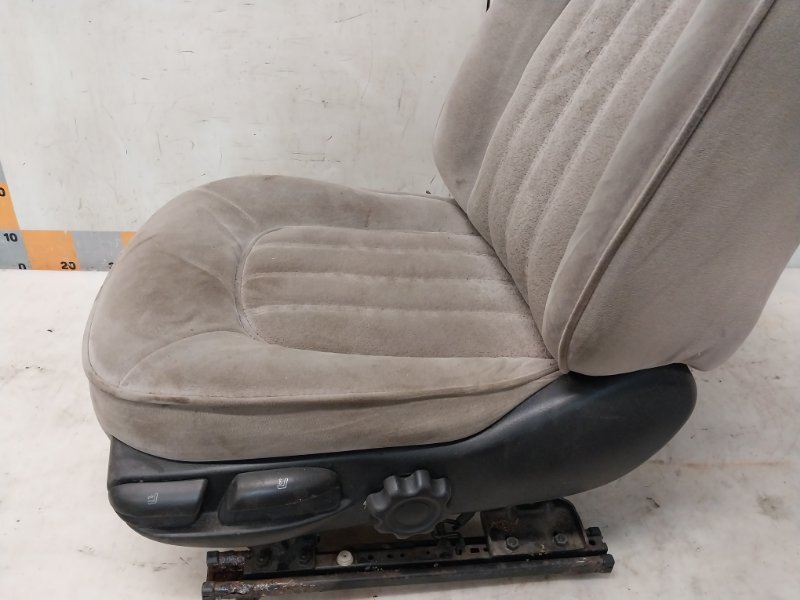 Сиденье переднее левое