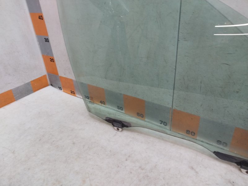 Стекло двери передней правой