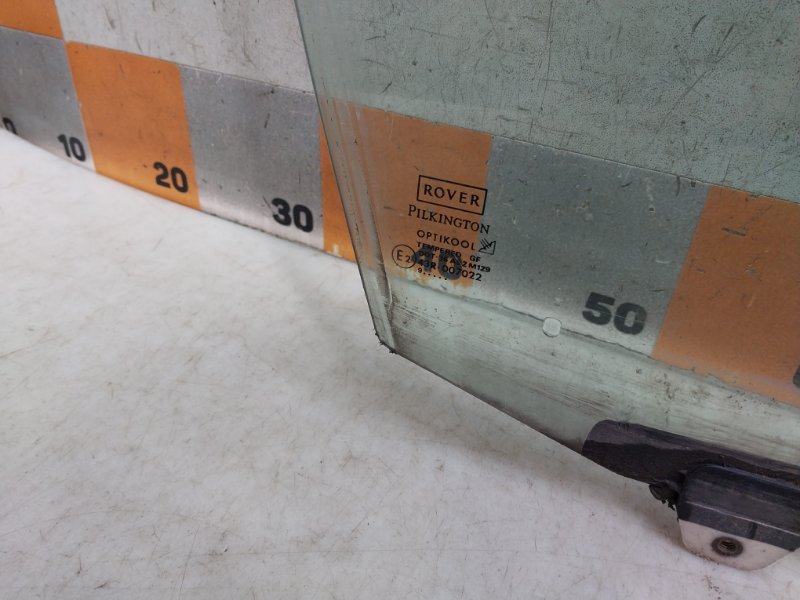 Стекло двери передней правой