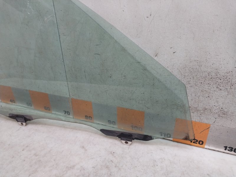 Стекло двери передней правой