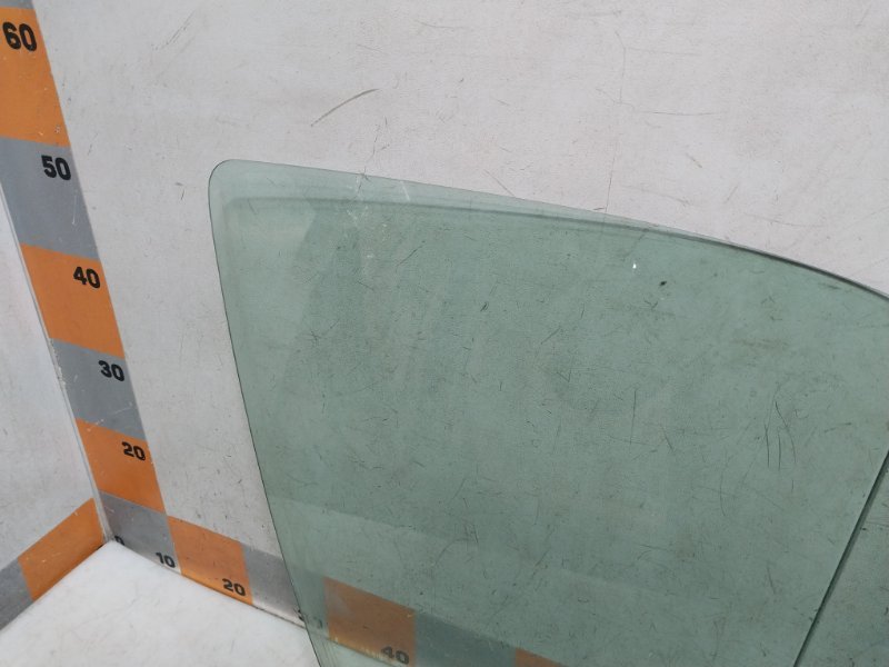 Стекло двери передней правой