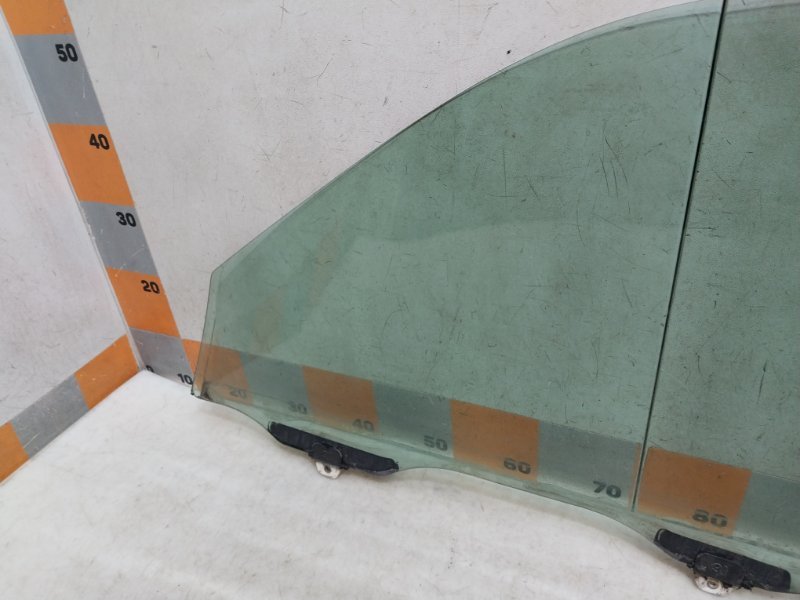 Стекло двери передней правой