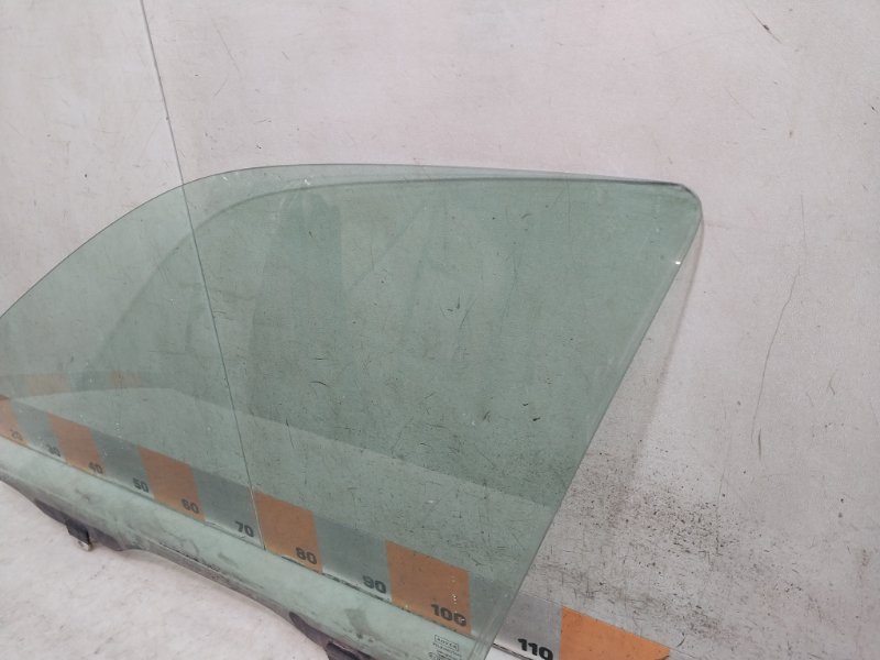 Стекло двери передней левой