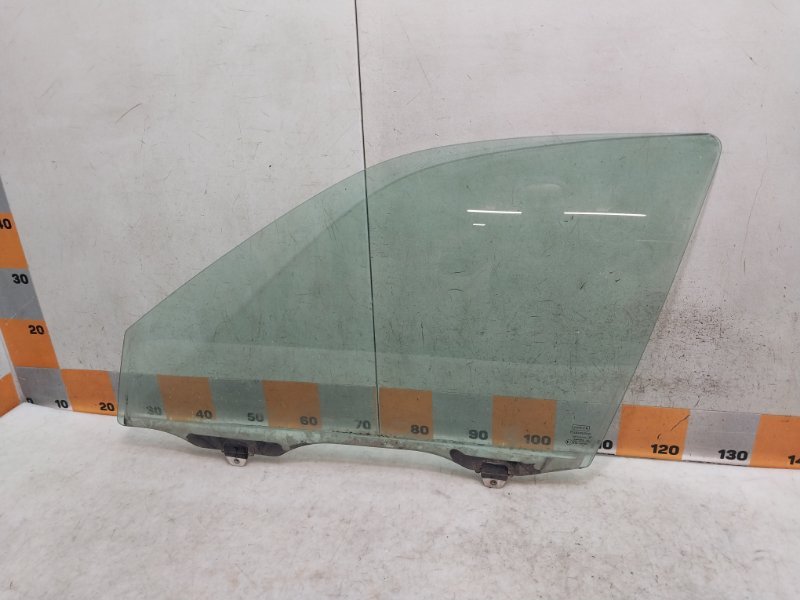 Стекло двери передней левой
