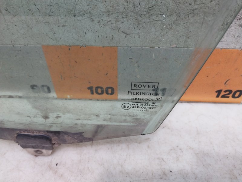 Стекло двери передней левой