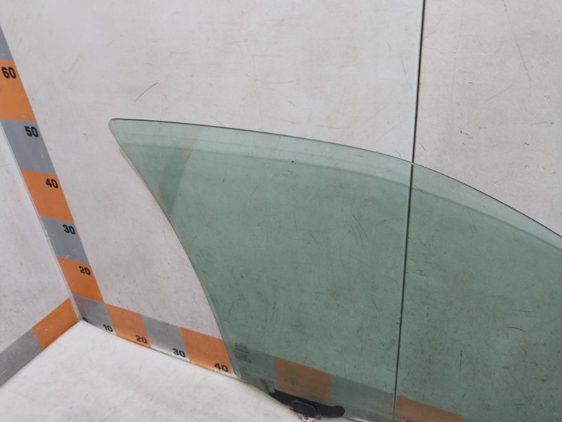 Стекло двери передней левой