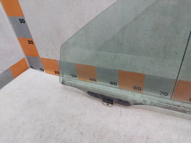 Стекло двери передней левой