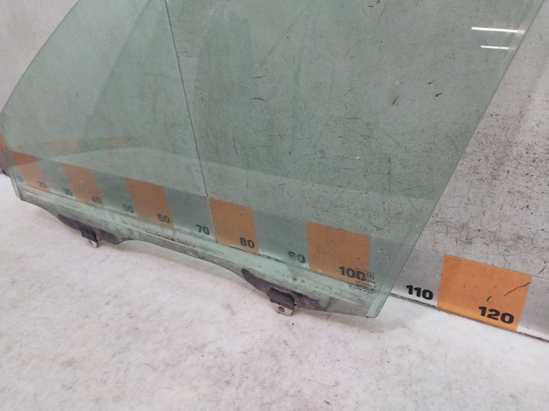 Стекло двери передней левой