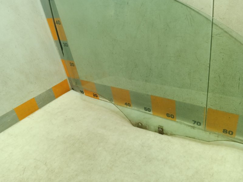 Стекло двери передней правой