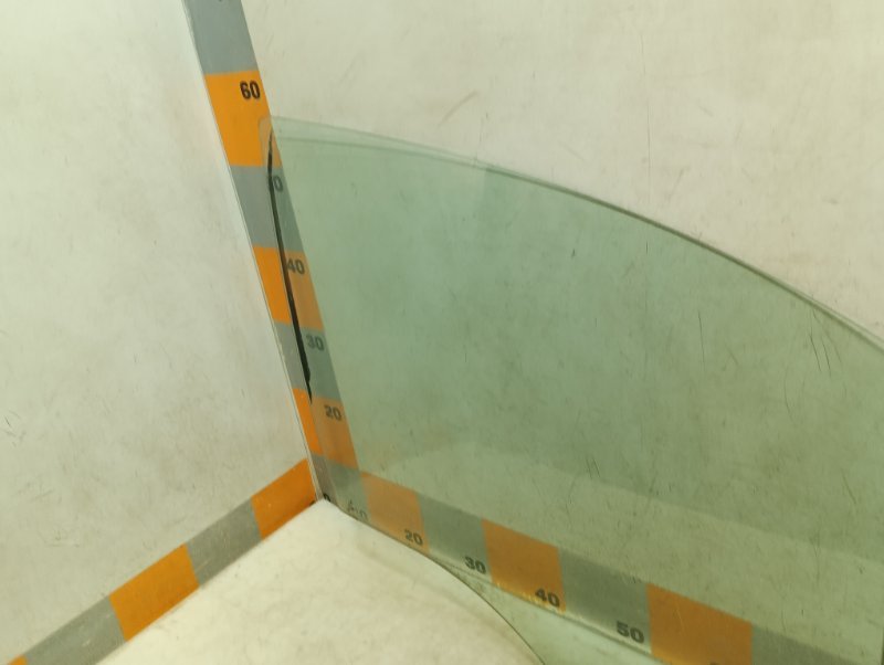 Стекло двери передней правой