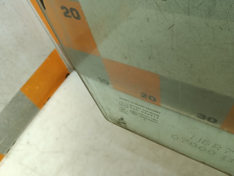 Стекло двери передней правой