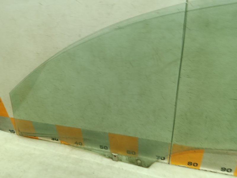 Стекло двери передней правой