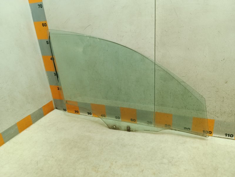 Стекло двери передней правой