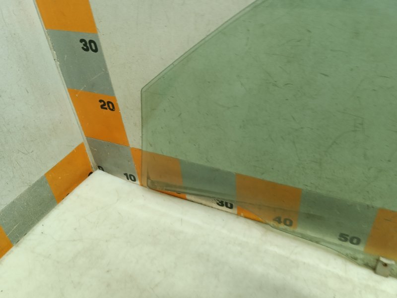 Стекло двери передней правой