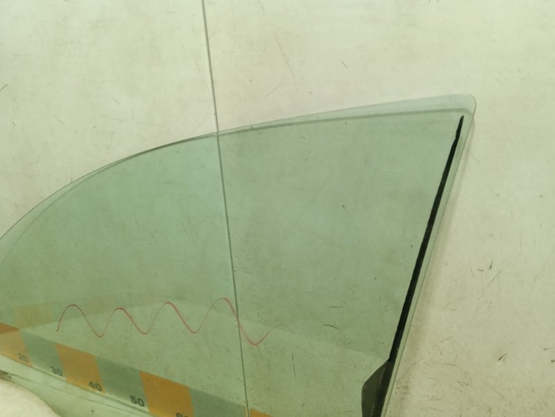 Стекло двери передней левой