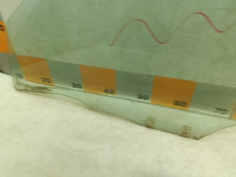 Стекло двери передней левой