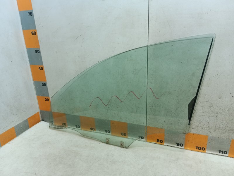 Стекло двери передней левой