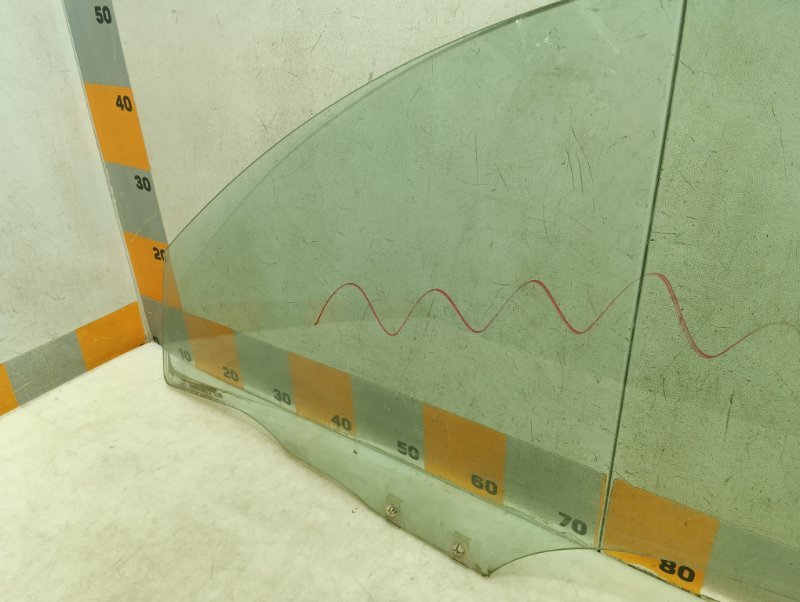 Стекло двери передней левой