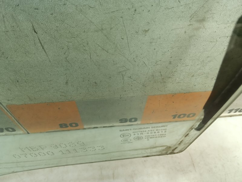 Стекло двери передней левой