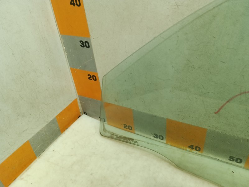 Стекло двери передней левой