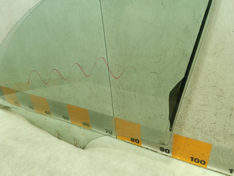 Стекло двери передней левой