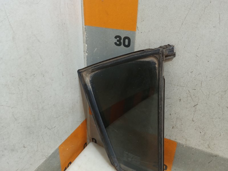 Стекло двери задней правой